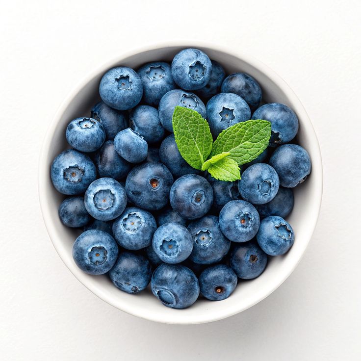 Fresh blueberries in a bowl, highlighting their antioxidant benefits that support brain health and help maintain a sharp mind.